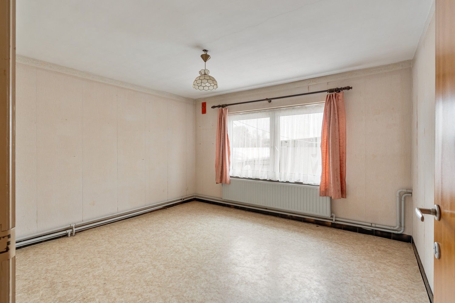 Te renoveren woning met loodsen op rustige locatie! foto 16
