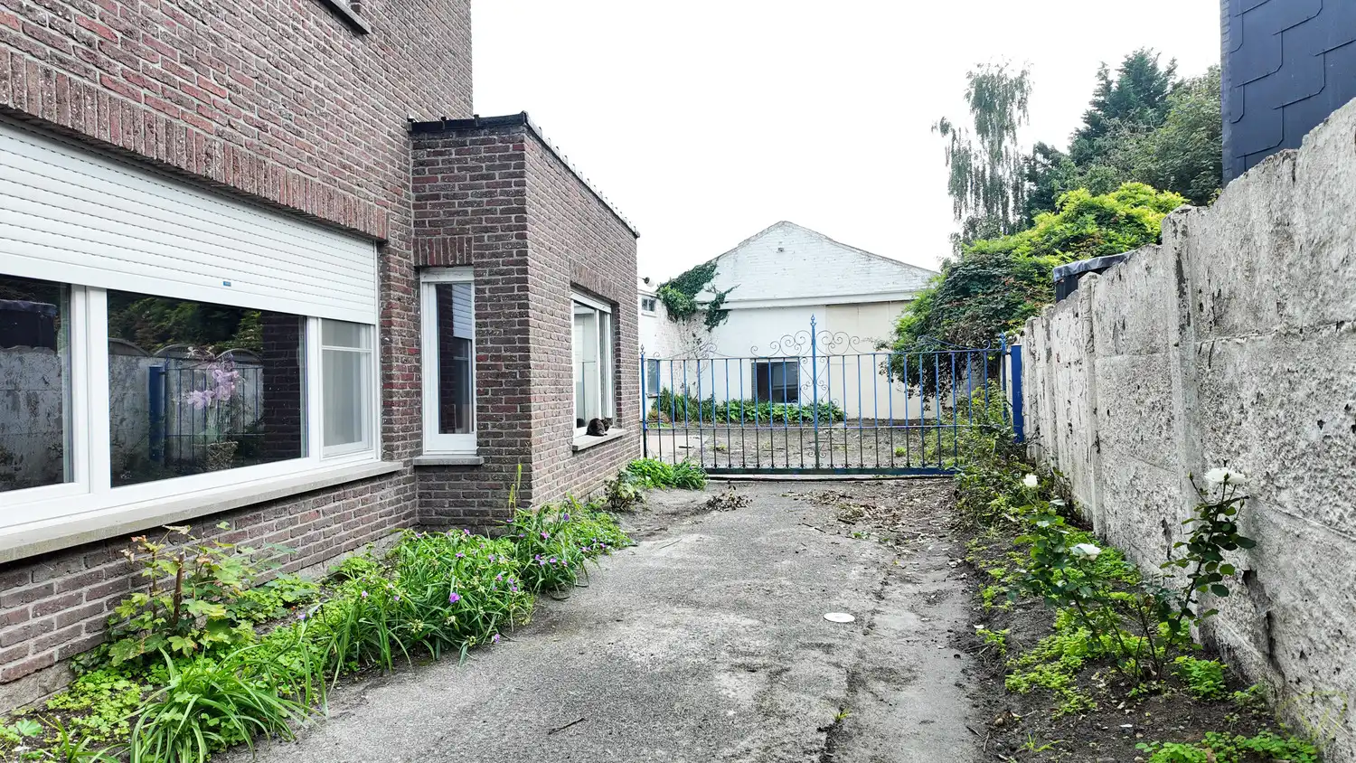 Ruime gezinswoning te koop in Eeklo met 3 slaapkamers met een ruime loods achteraan, die perfect voor een combinatie van comfortabel wonen en werken kan zijn. foto 11