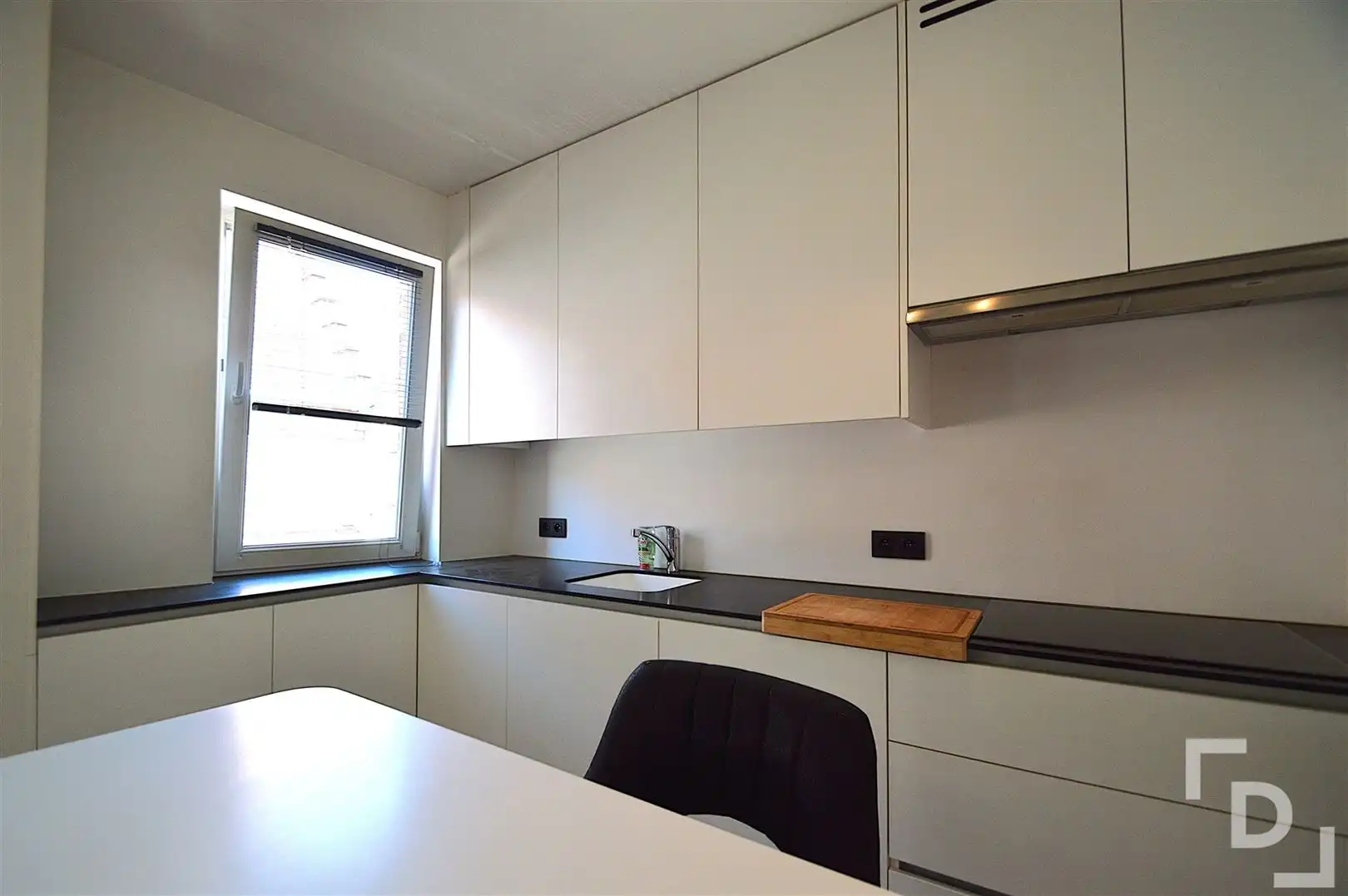 Compact appartement in centrum Ieper foto 5