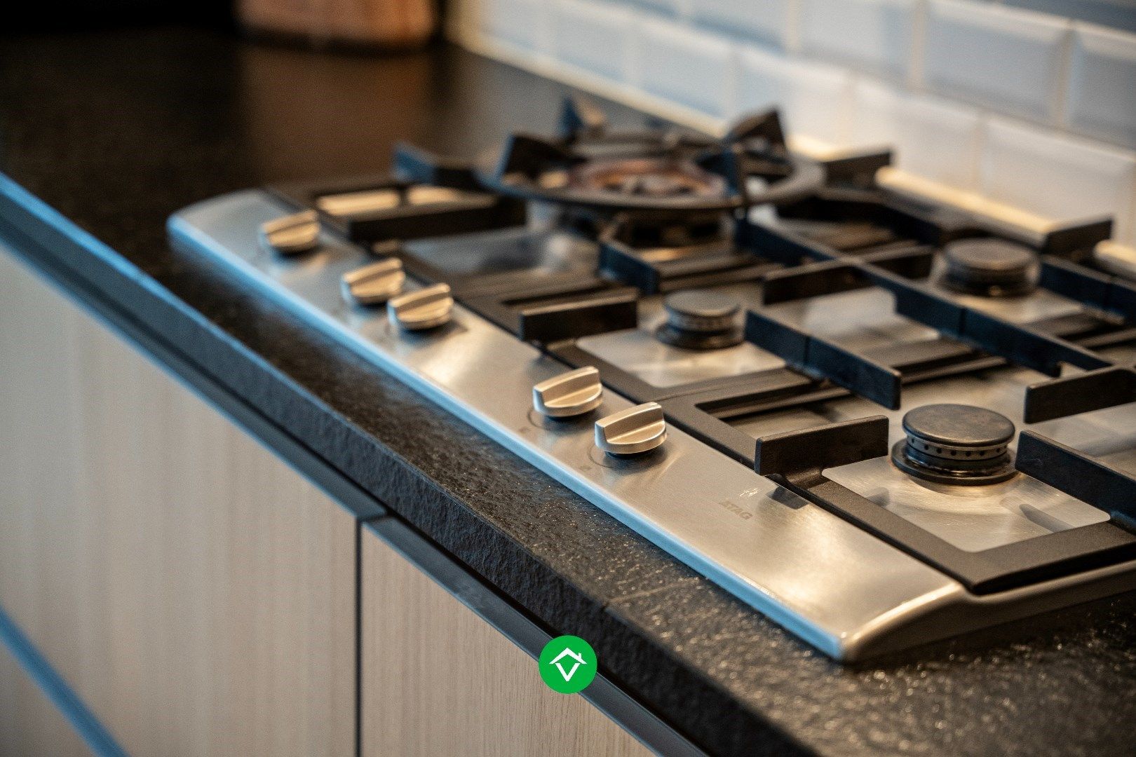 Instapklare topper met 4 slaapkamers en inpandige garage te koop in het centrum van Koekelare foto 7