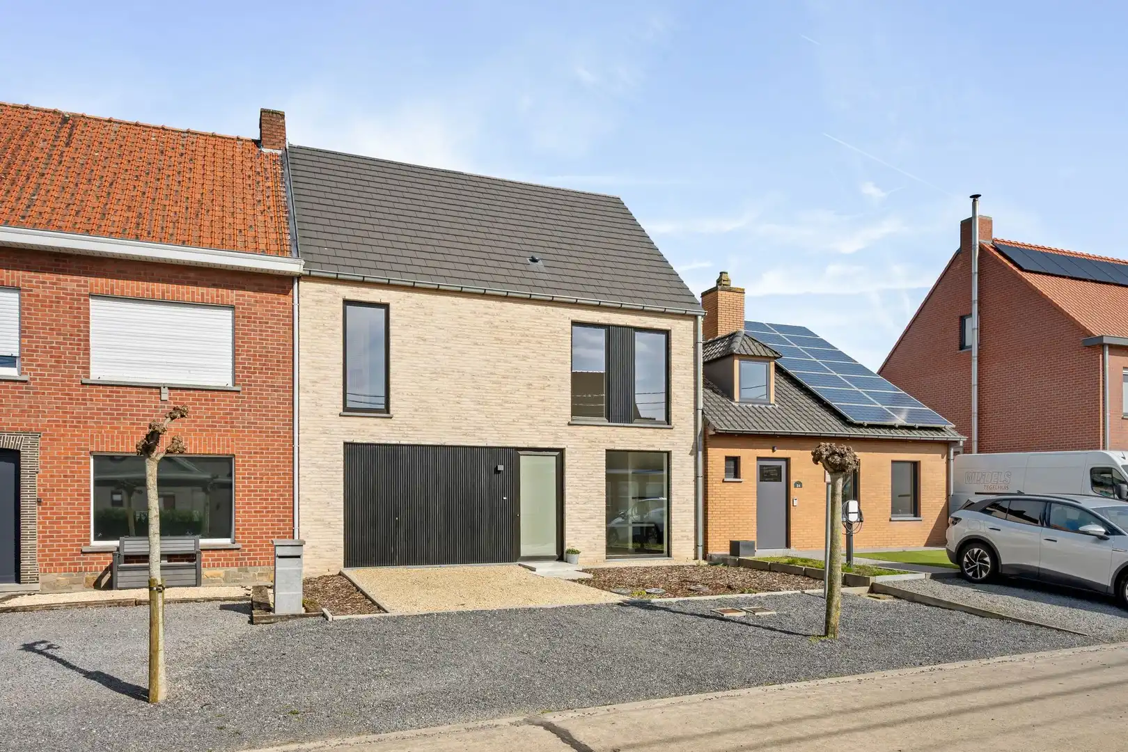 Kwalitatief afgewerkte lichtrijke en ruime nieuwbouw woning met grote tuin en 3 volwaardige slaapkamers foto 2