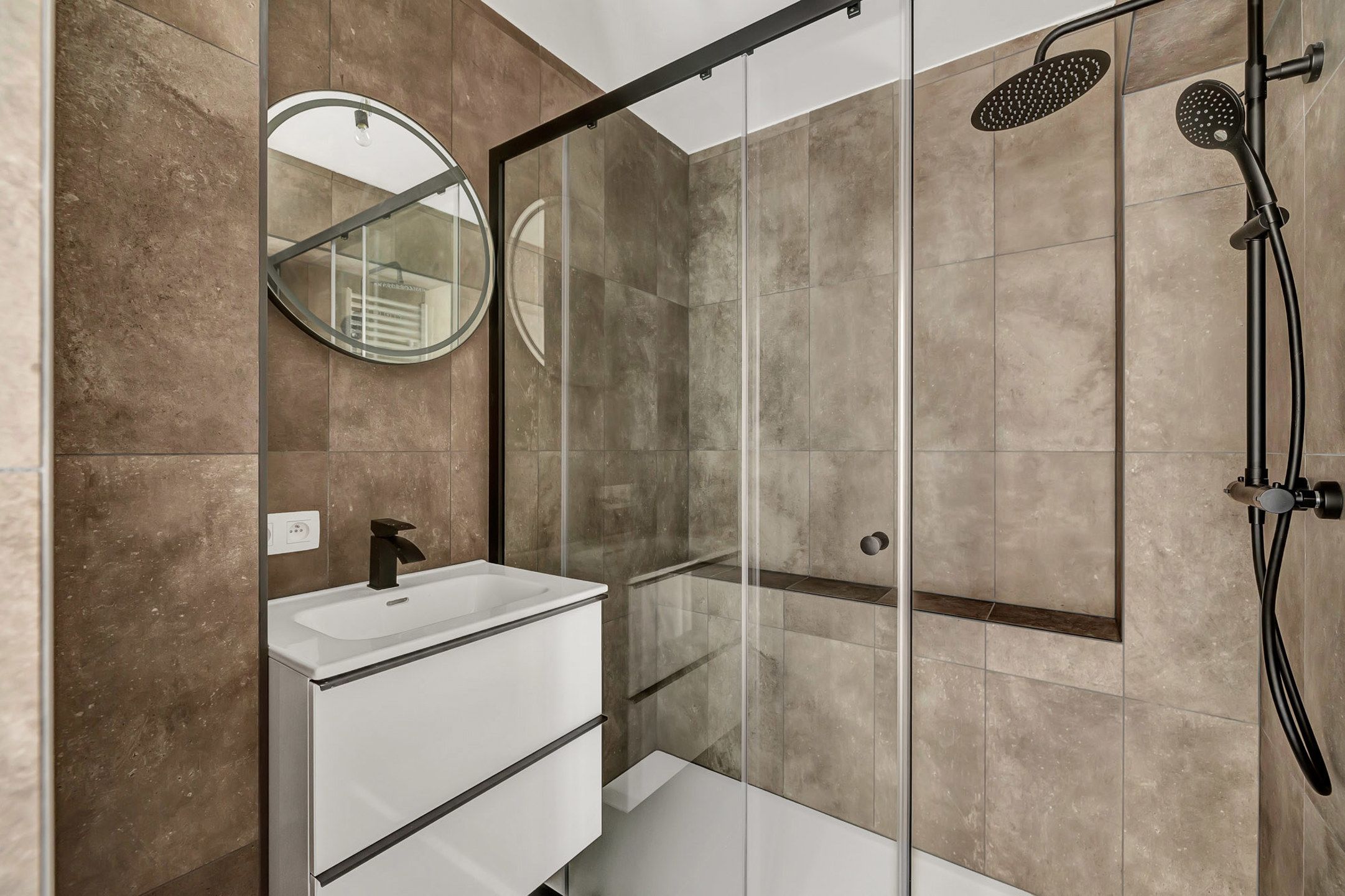 Totaal gerenoveerd appartement met 2 slpks en garage foto 14