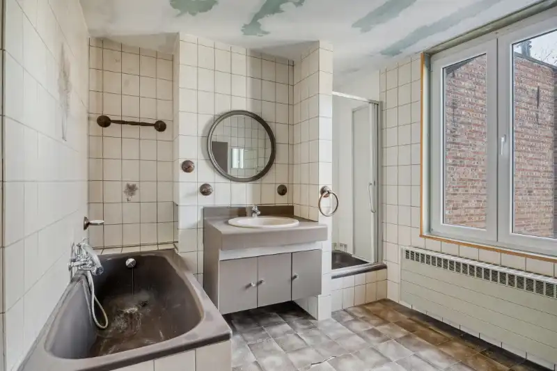 Handelspand met brede glasgevel en uitstekende visibiliteit in centrum Mechelen foto 11