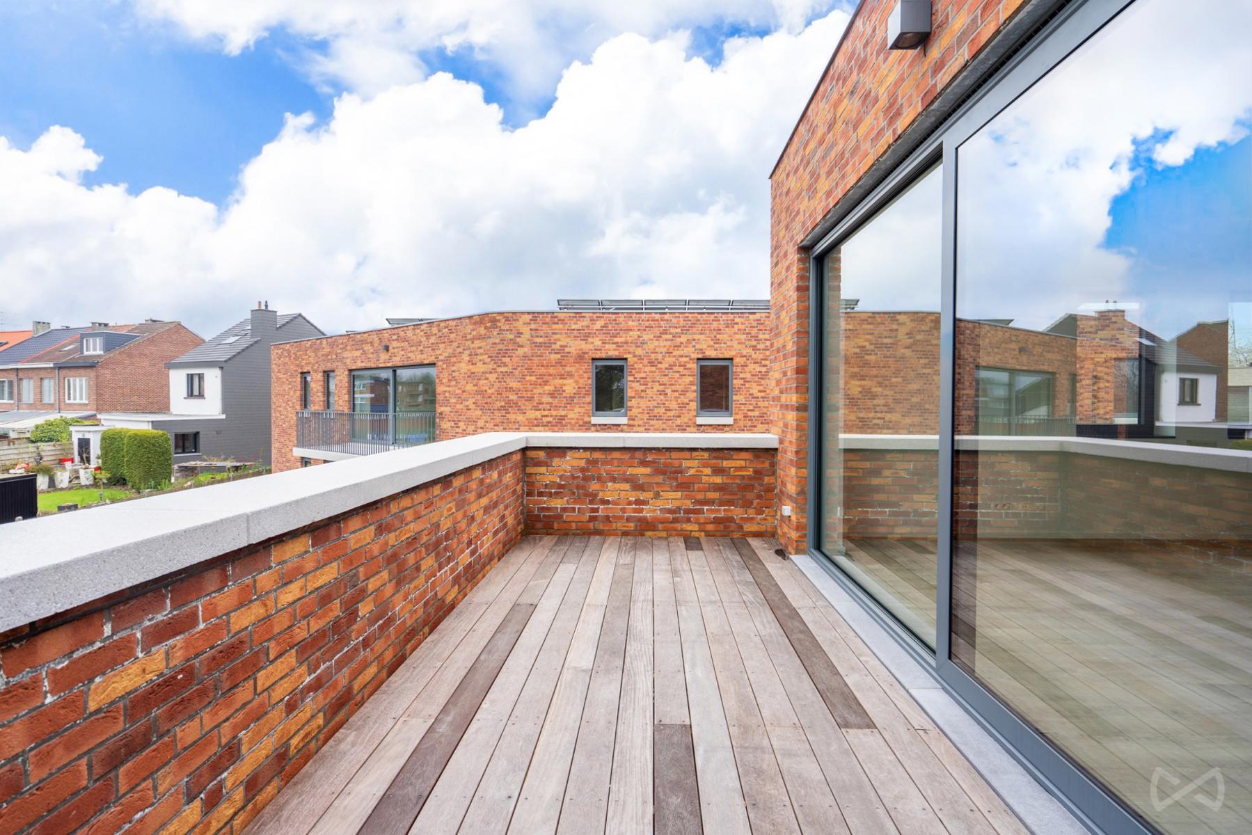 Nieuwbouw met terras en staanplaats  foto {{pictureIndex}}