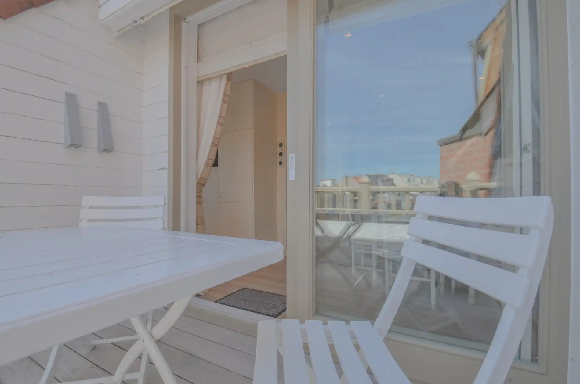 Stijlvol duplexappartement met zonnige terrassen en open zicht op de villa’s van het Zoute. foto 16