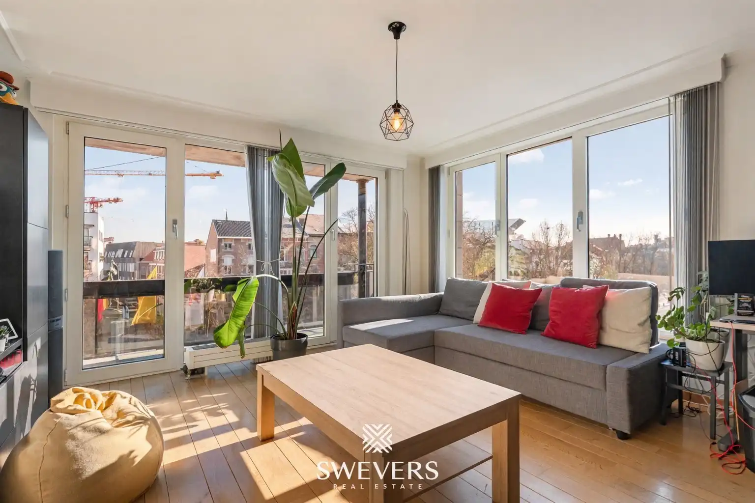 Appartement met 2 slaapkamers en terras op toplocatie aan het Leopoldplein in Hasselt – optionele staanplaatsen beschikbaar foto {{pictureIndex}}