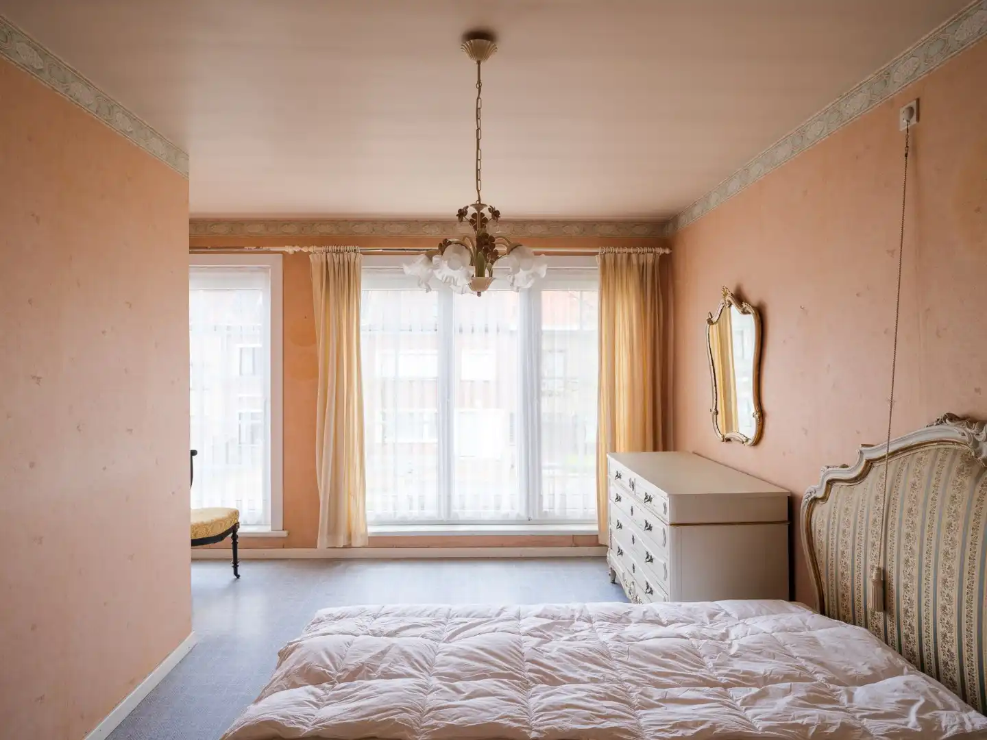 Te renoveren gezinswoning met vier slaapkamers en tuin in Wondelgem foto 12