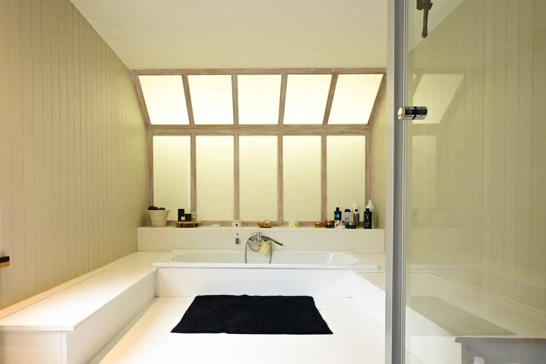 Ruim gerenoveerd herenhuis in Oostende. foto 6