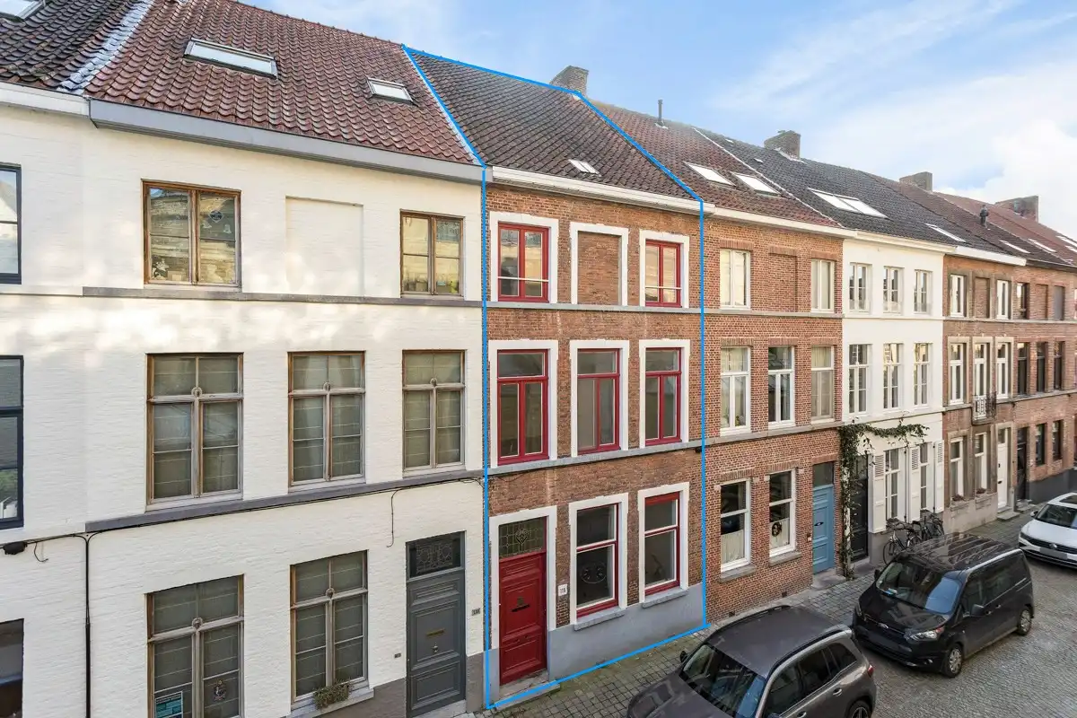 Te renoveren OFFICIERSWONING op toplocatie te Brugge foto {{pictureIndex}}