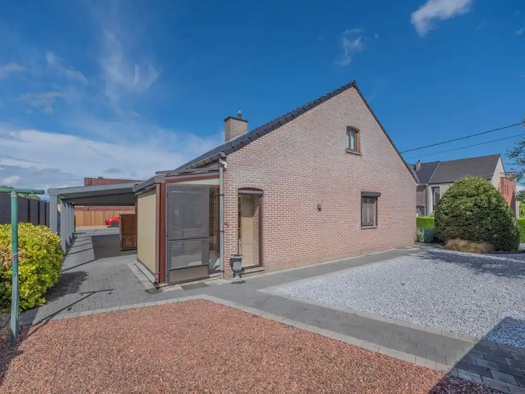 Zeer goed onderhouden vrijstaande woning met veranda en carport foto 6