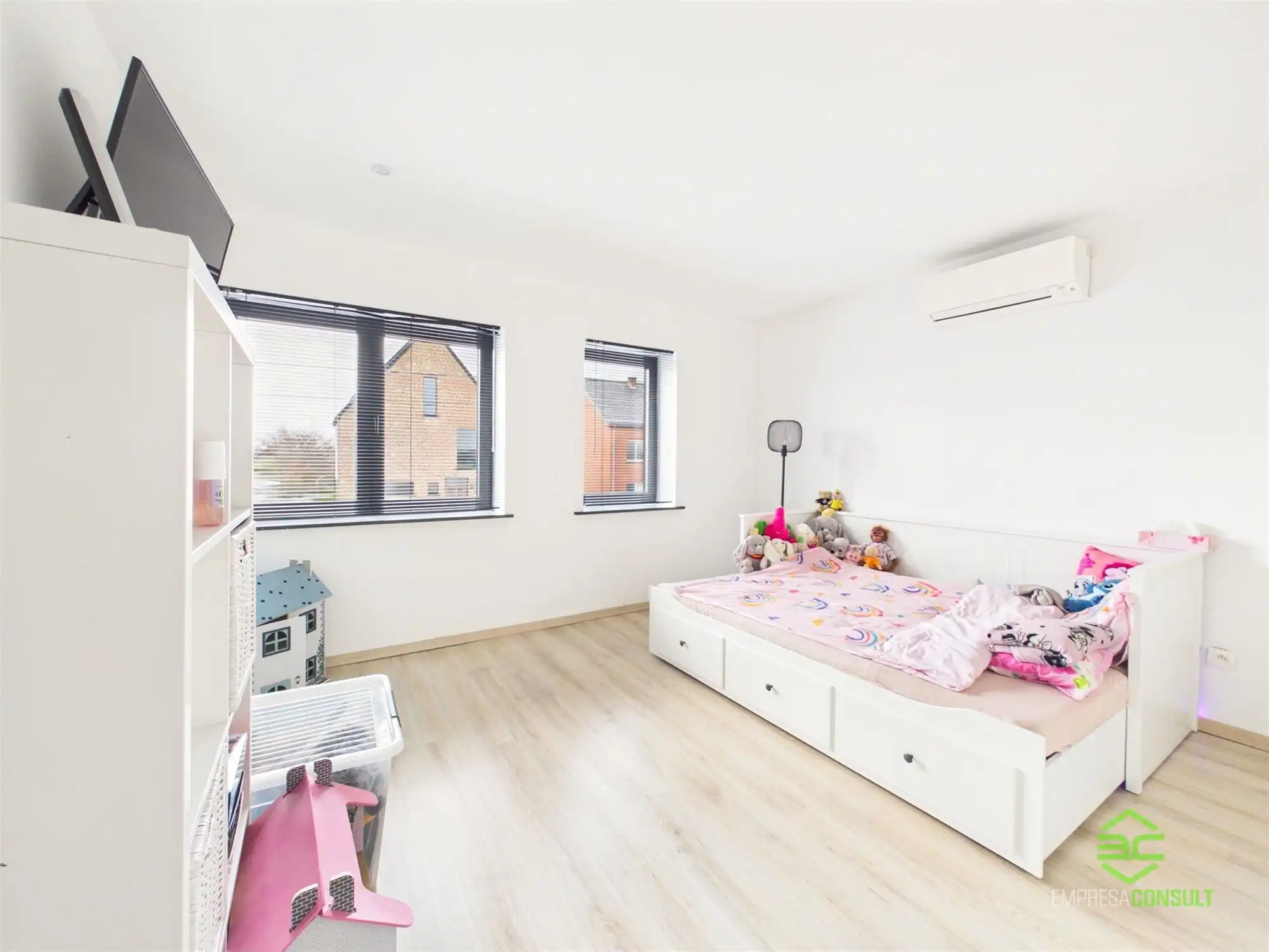 Instapklare gerenoveerde woning met zwembad op 22a 82ca! foto 16