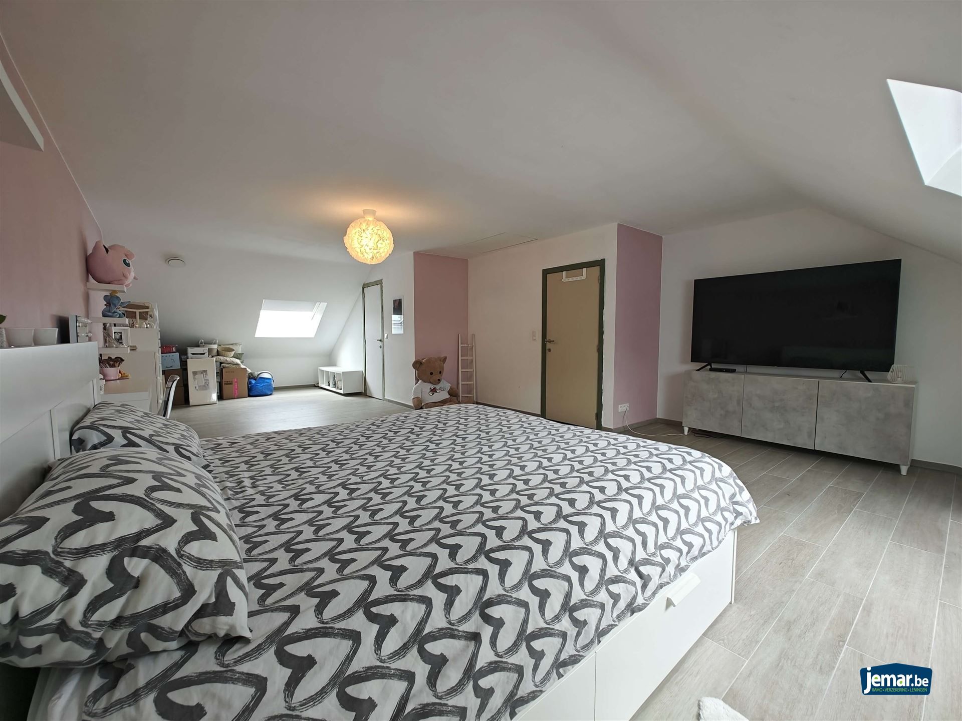 Woning met 5 slaapkamers, 2 badkamers en een grote garage foto 21