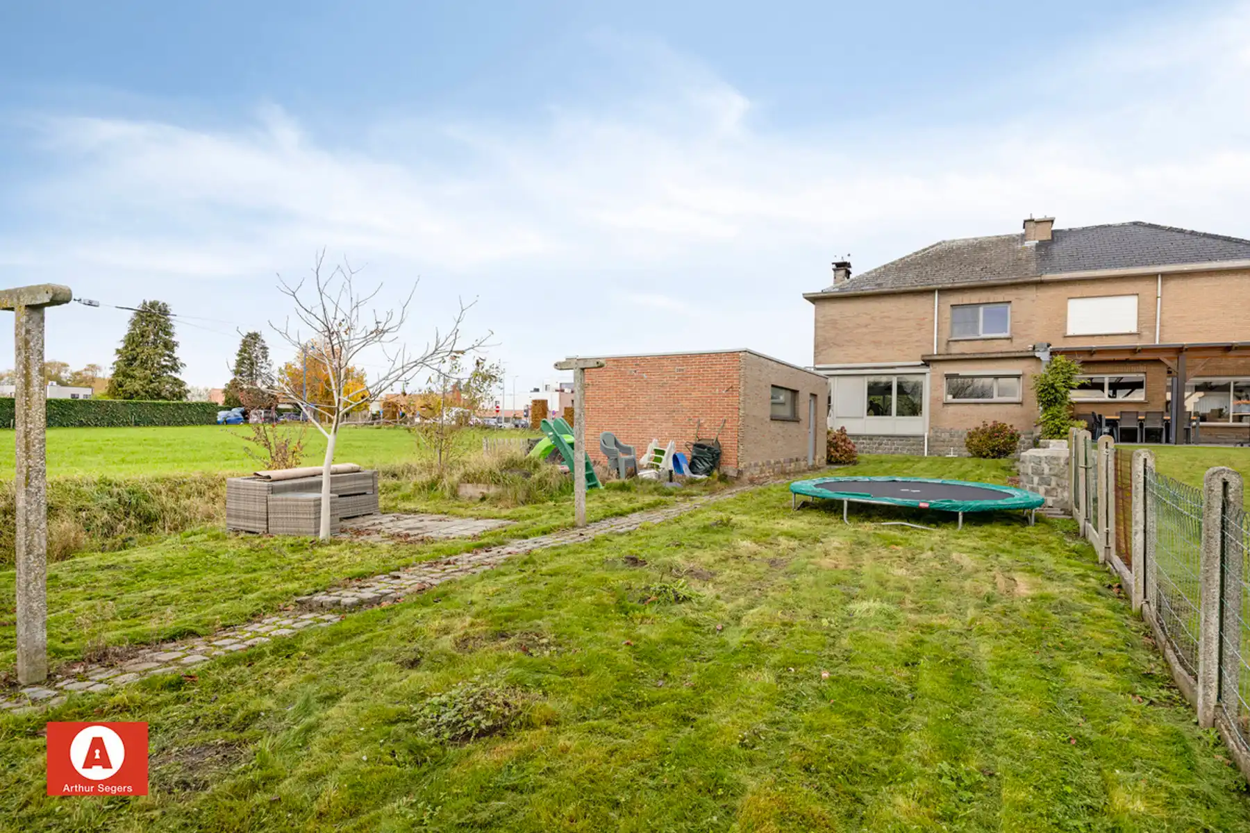 Halfopen woning in doodlopende, rustige straat foto 3