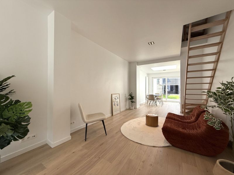 Stijlvol gerenoveerde en energiezuinige woning met tuin en bijgebouw foto {{pictureIndex}}