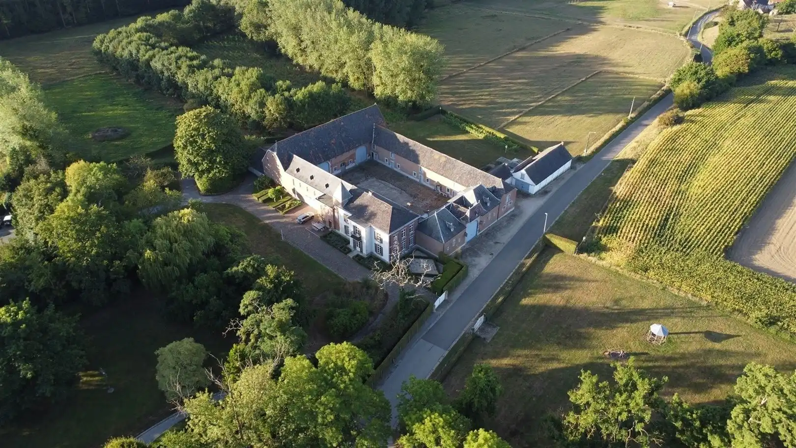 Instapklaar kasteeldomein met vierkantshoeve foto 13