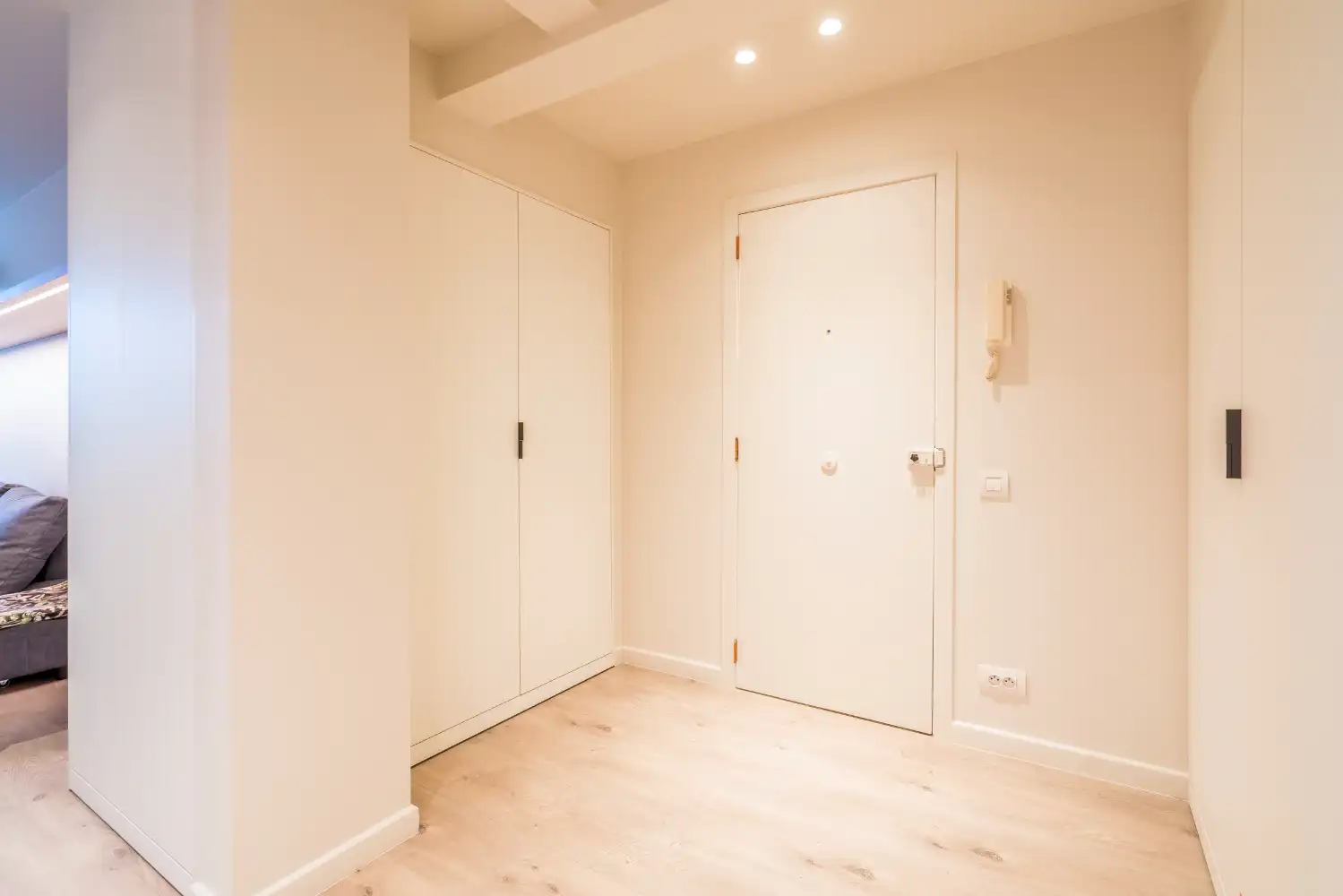 Modern instapklaar appartement met twee slaapkamers. Let op: dit pand heeft geen zeezicht! foto 10