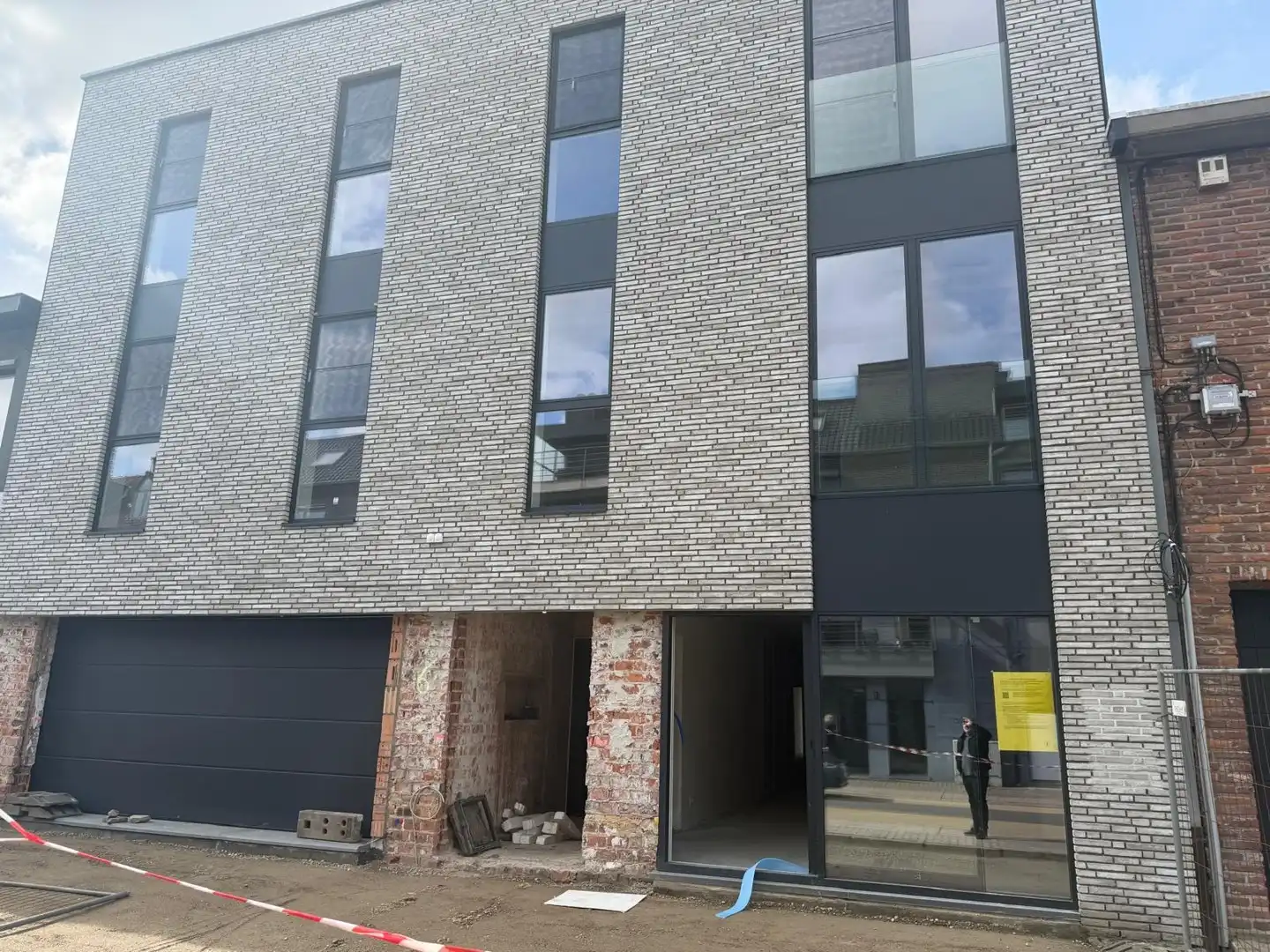 Handelspand te huur in het hartje van Houthalen, de kans voor ondernemers! foto {{pictureIndex}}