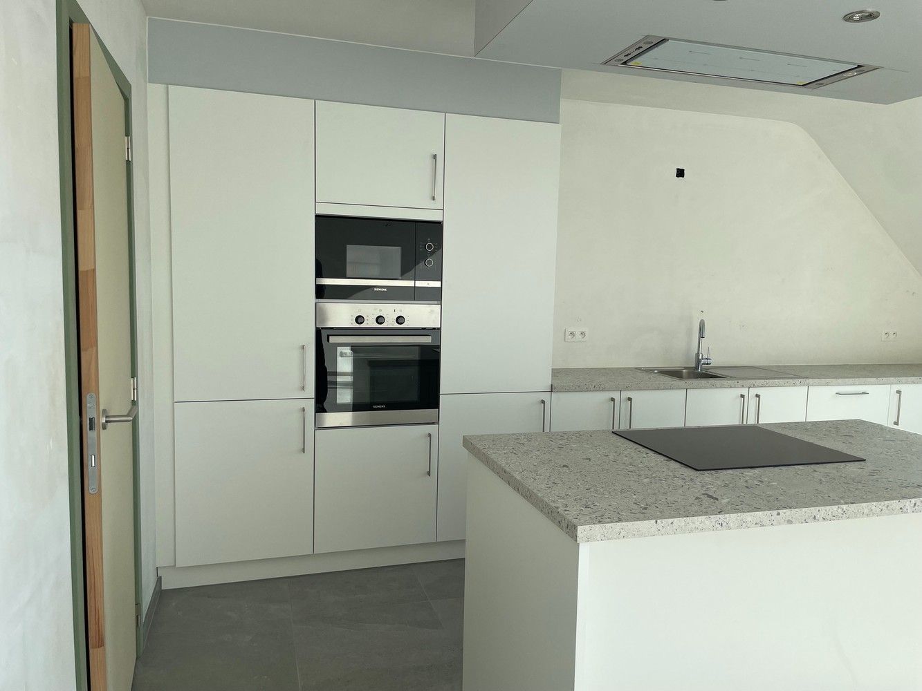 Modern appartement met 1 slaapkamer en een ruim terras foto 4