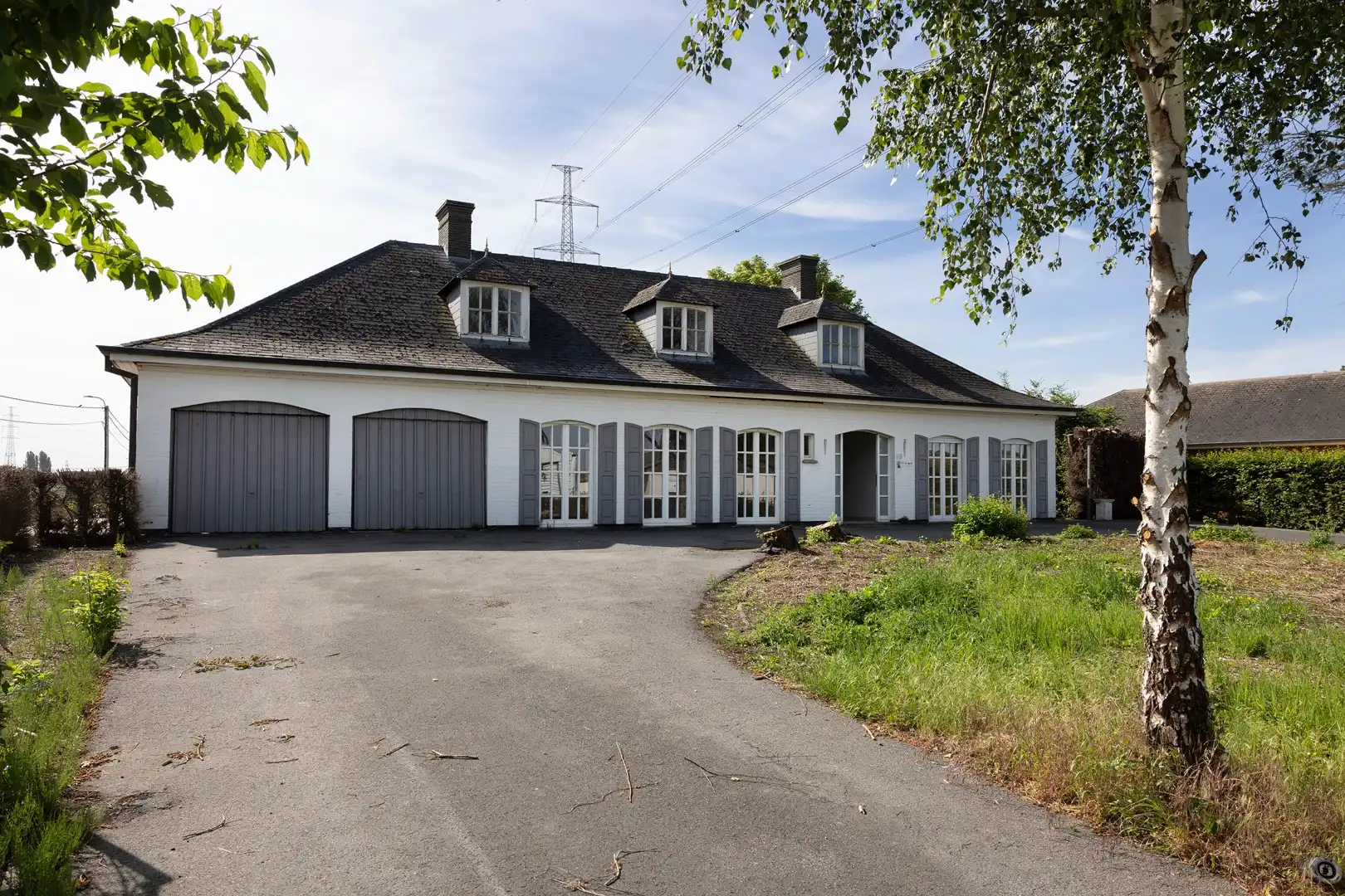 Hoofdfoto van de publicatie: Te renoveren villa op perceel van 2.433 m².
