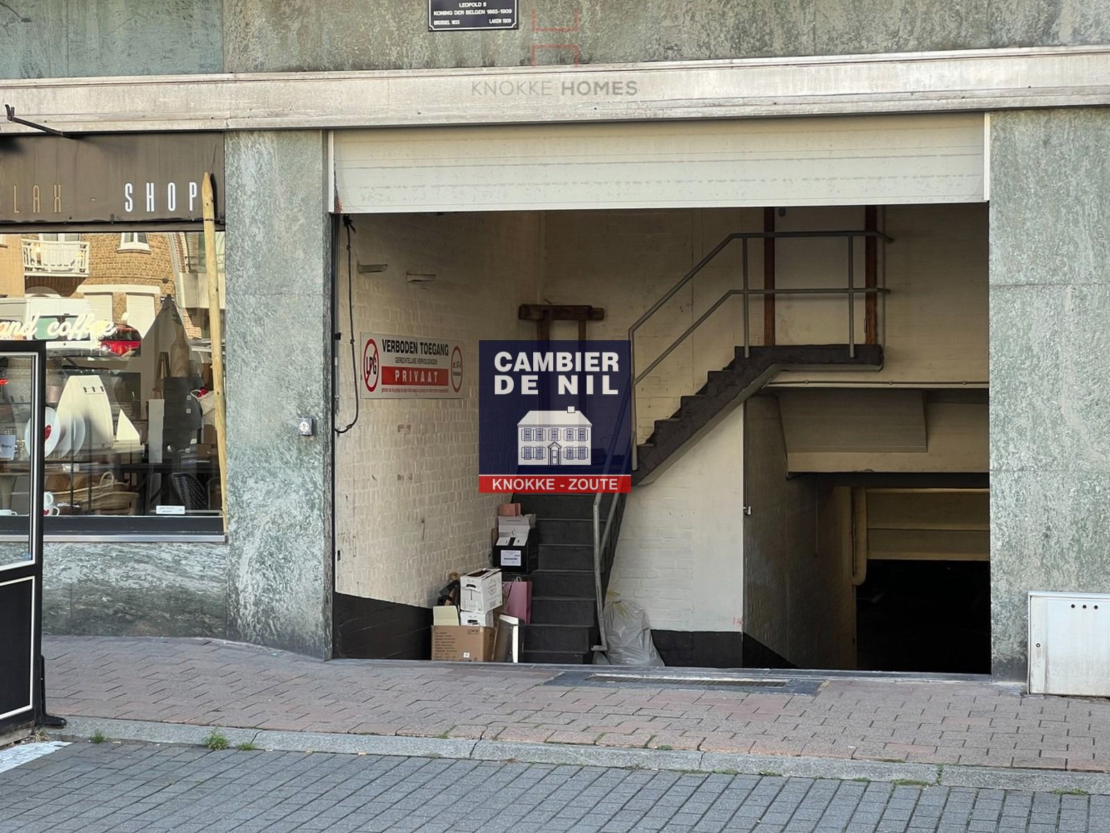 Ruime parkeerplaats nabij de Zeedijk  foto 3