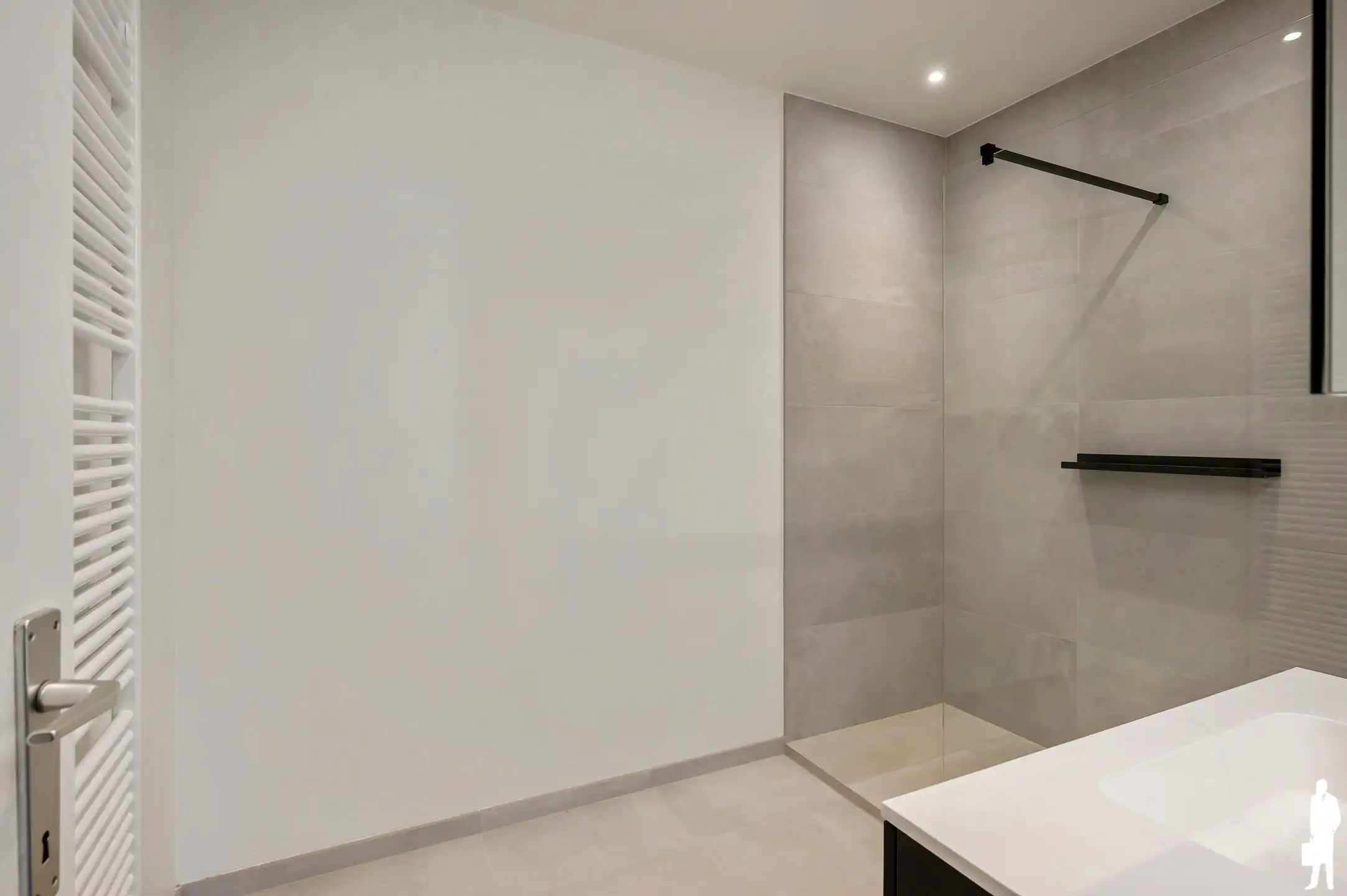 Gelijkvloers appartement van ca. 110m² met 2 slpk, garagebox en tuin - gerenoveerd in 2023 foto 10