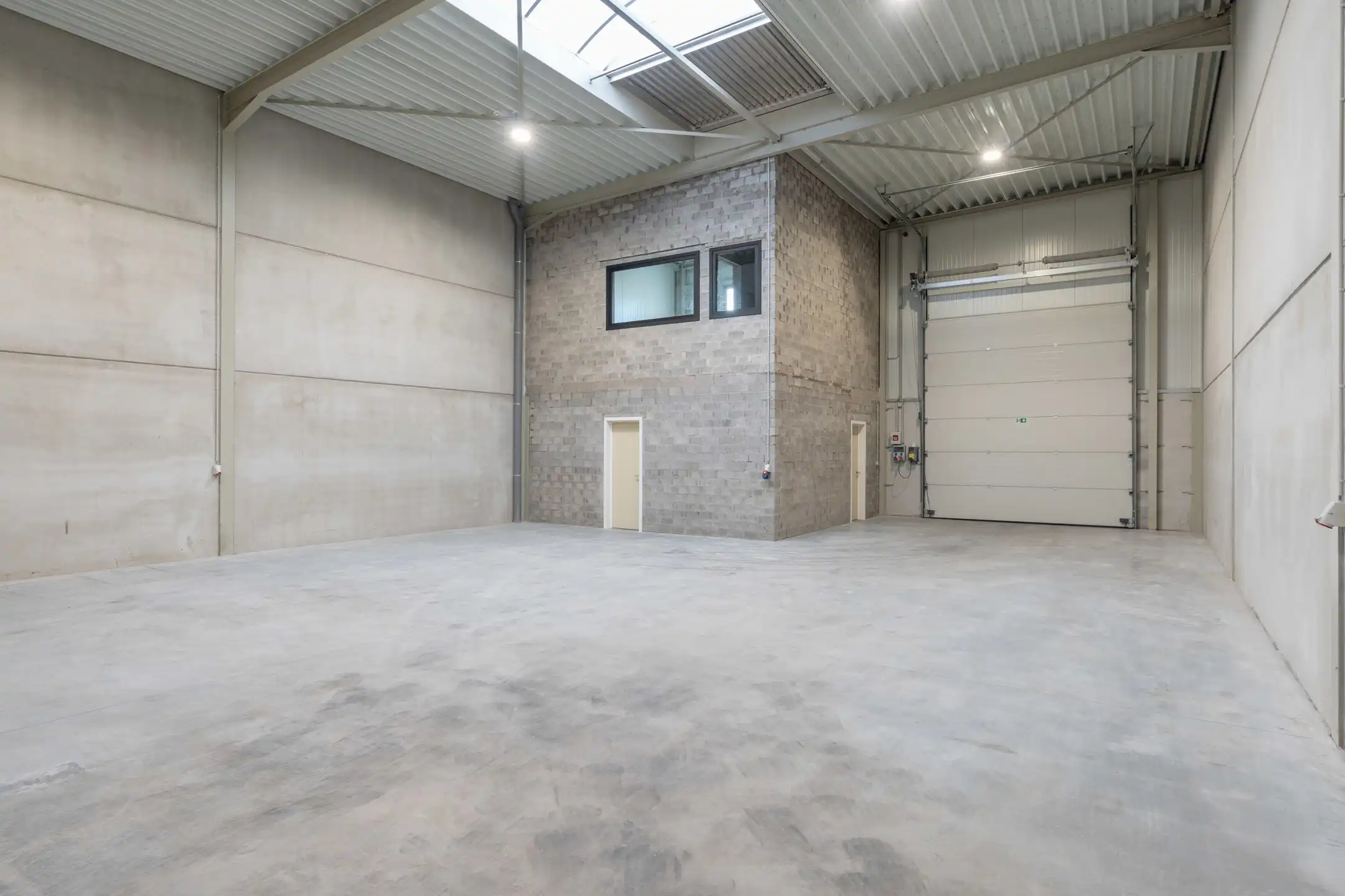 KMO-unit van 180m² met kantoorruimte en autostaanplaats foto 3