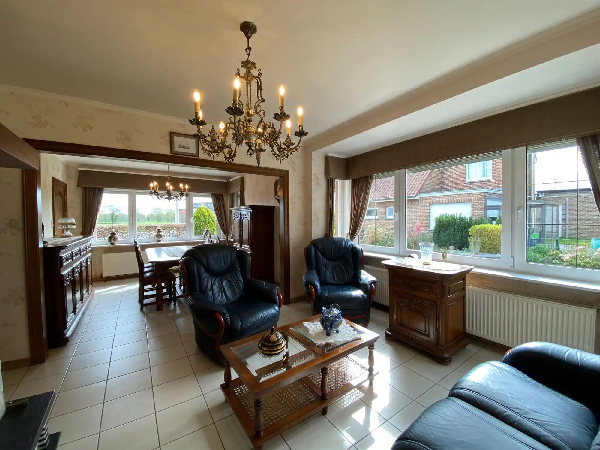 Charmante open bebouwing met 3 slaapkamers, grote garage en zonnepanelen foto 5