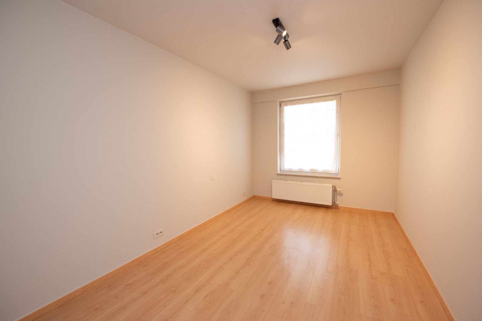 Centraal gelegen, gelijkvloers appartement met 1 slaapkamer en garage. foto 6