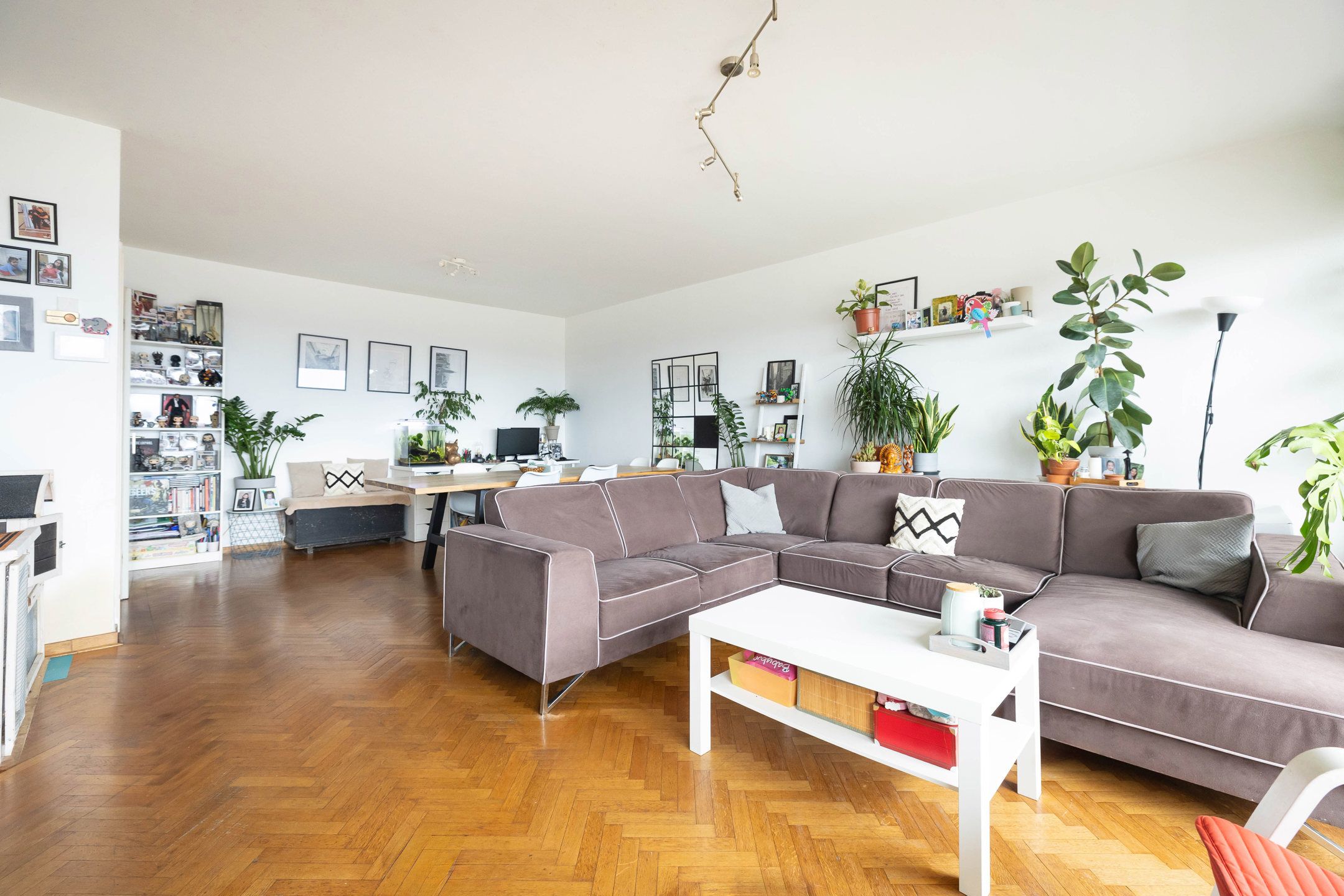 Ruim appartement van ± 100m² met 2 slaapkamers foto 2