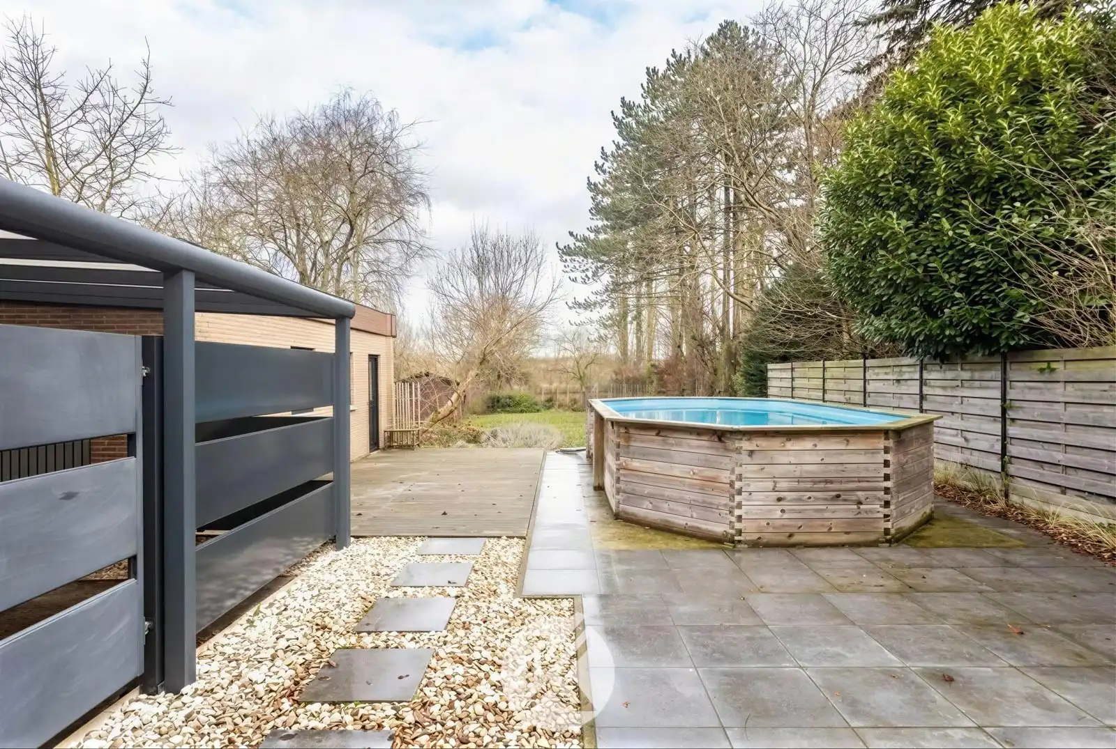 Ruime woning met uitzicht op omliggend landschap foto 26