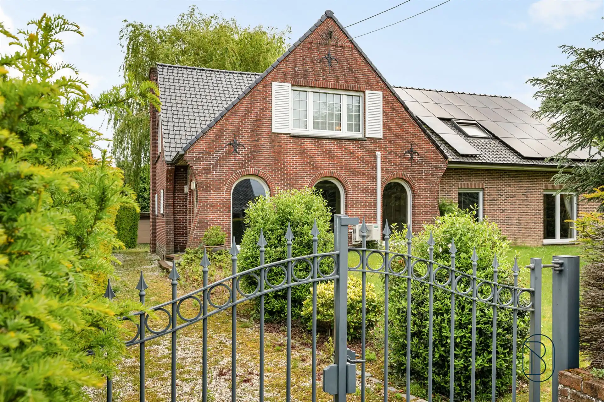 Grote degelijke villa met zonnepanelen en prachtige tuin. foto {{pictureIndex}}