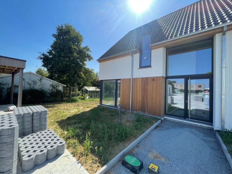 Prachtig en rustig gelegen nieuwbouw woning met carport foto 3