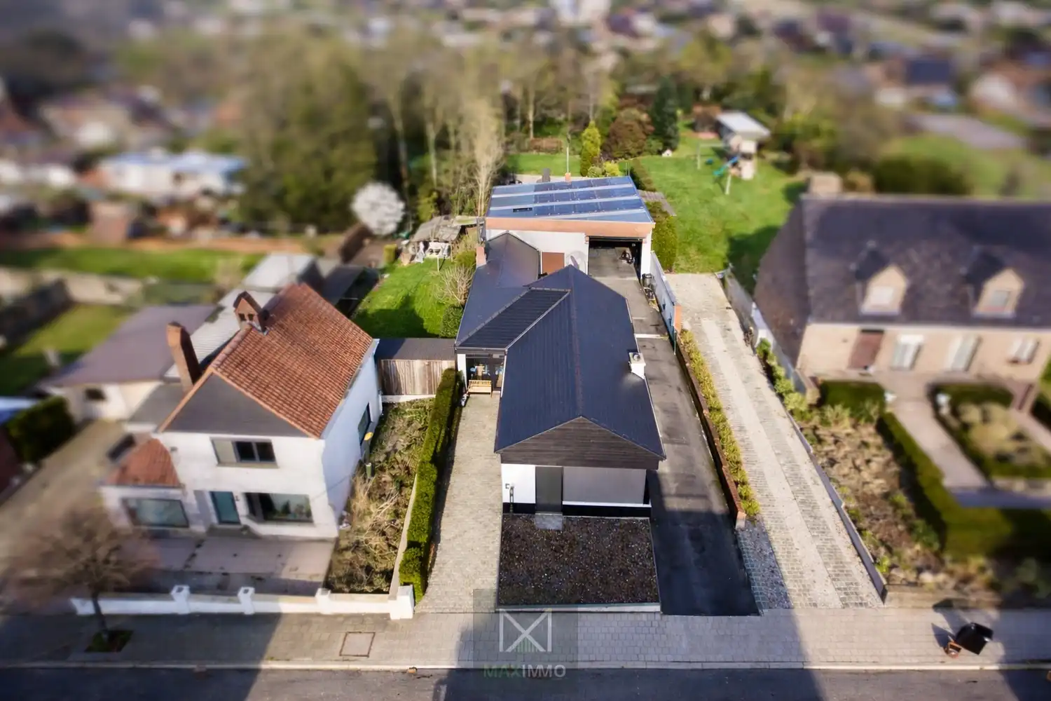 Gelijkvloerse bungalow met loods van 180 m² in het centrum van Marke foto 3