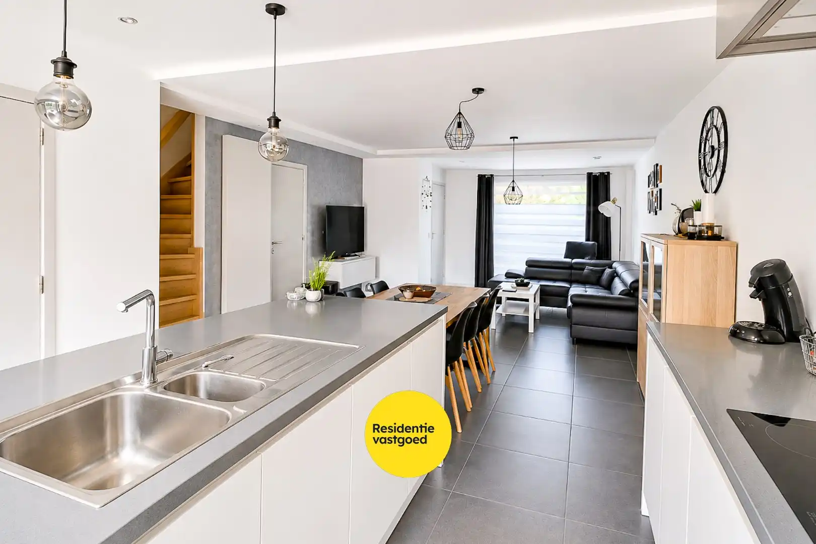 Instapklare woning met 3 slaapkamers en zonnige achtertuin in centrum van Gistel foto 3
