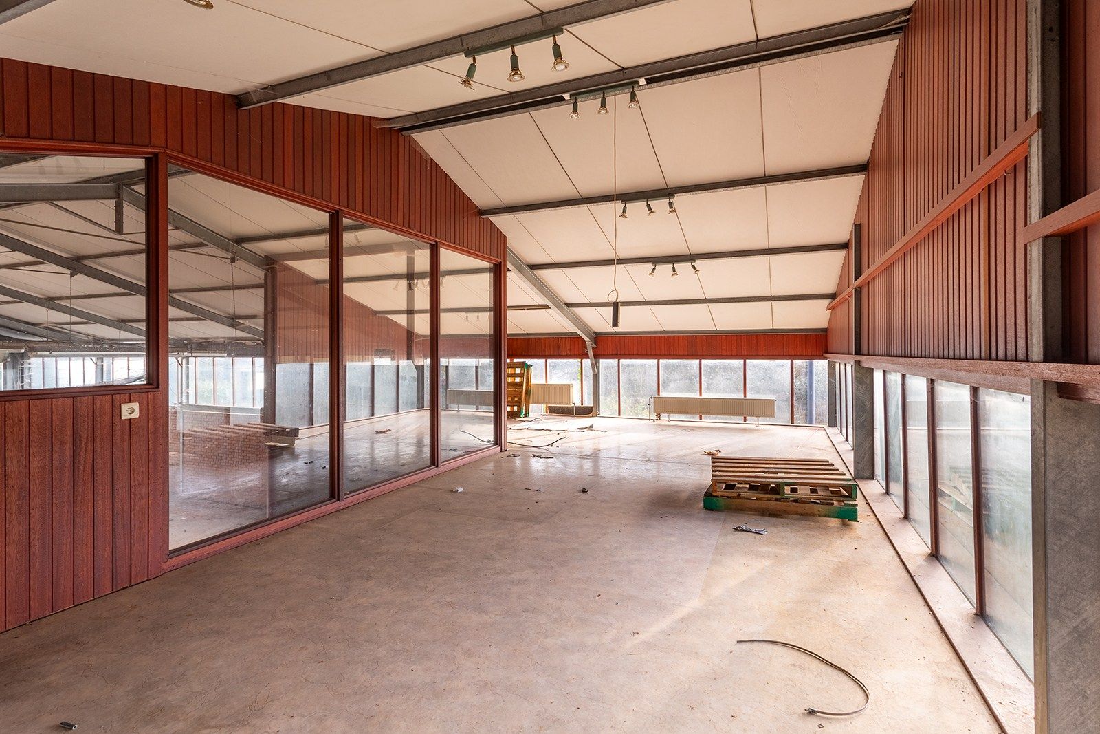 Villa met grote tuin, magazijn én weiland foto 26