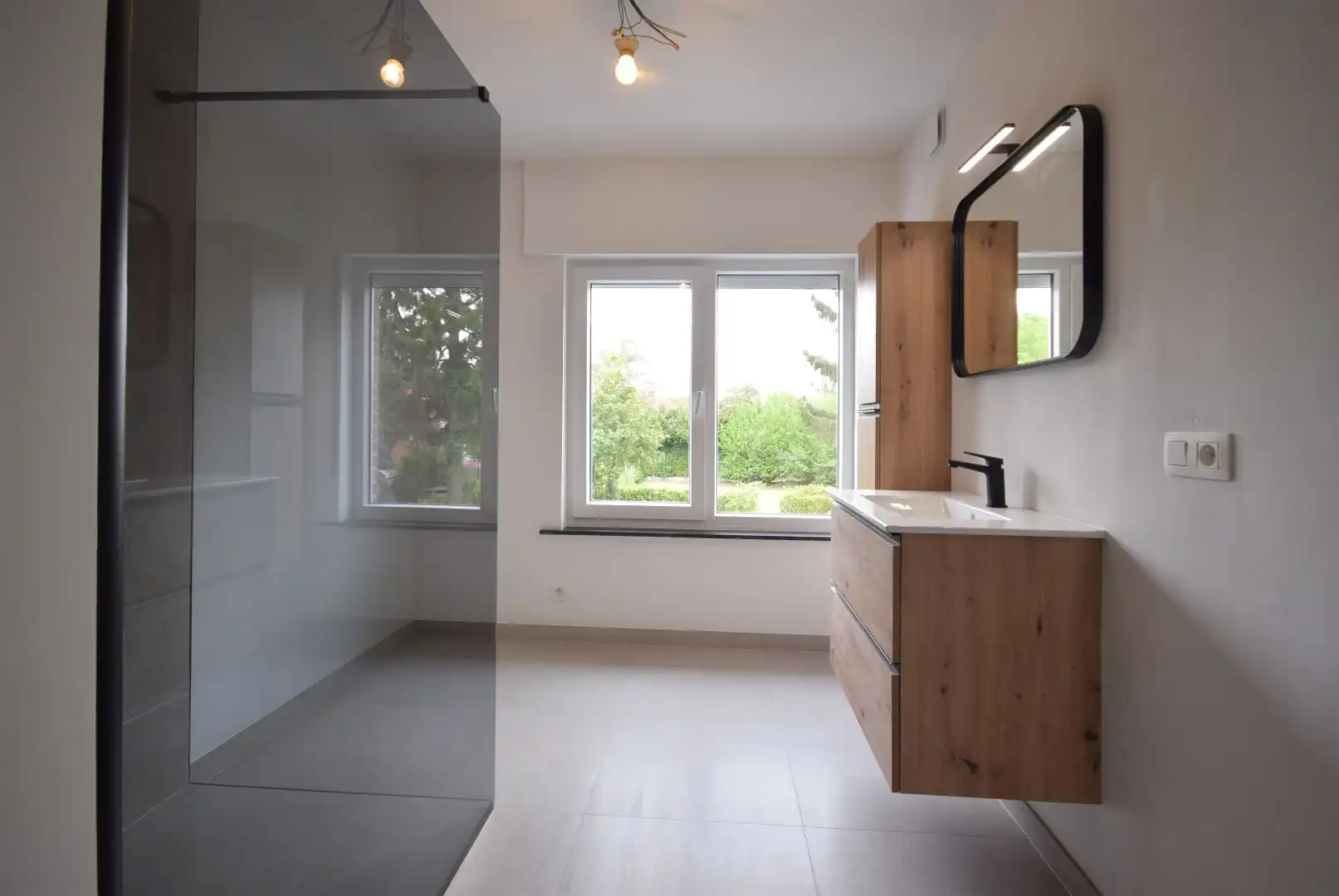 Ruime halfopen woning met grote tuin op toplocatie in Roeselare foto 7