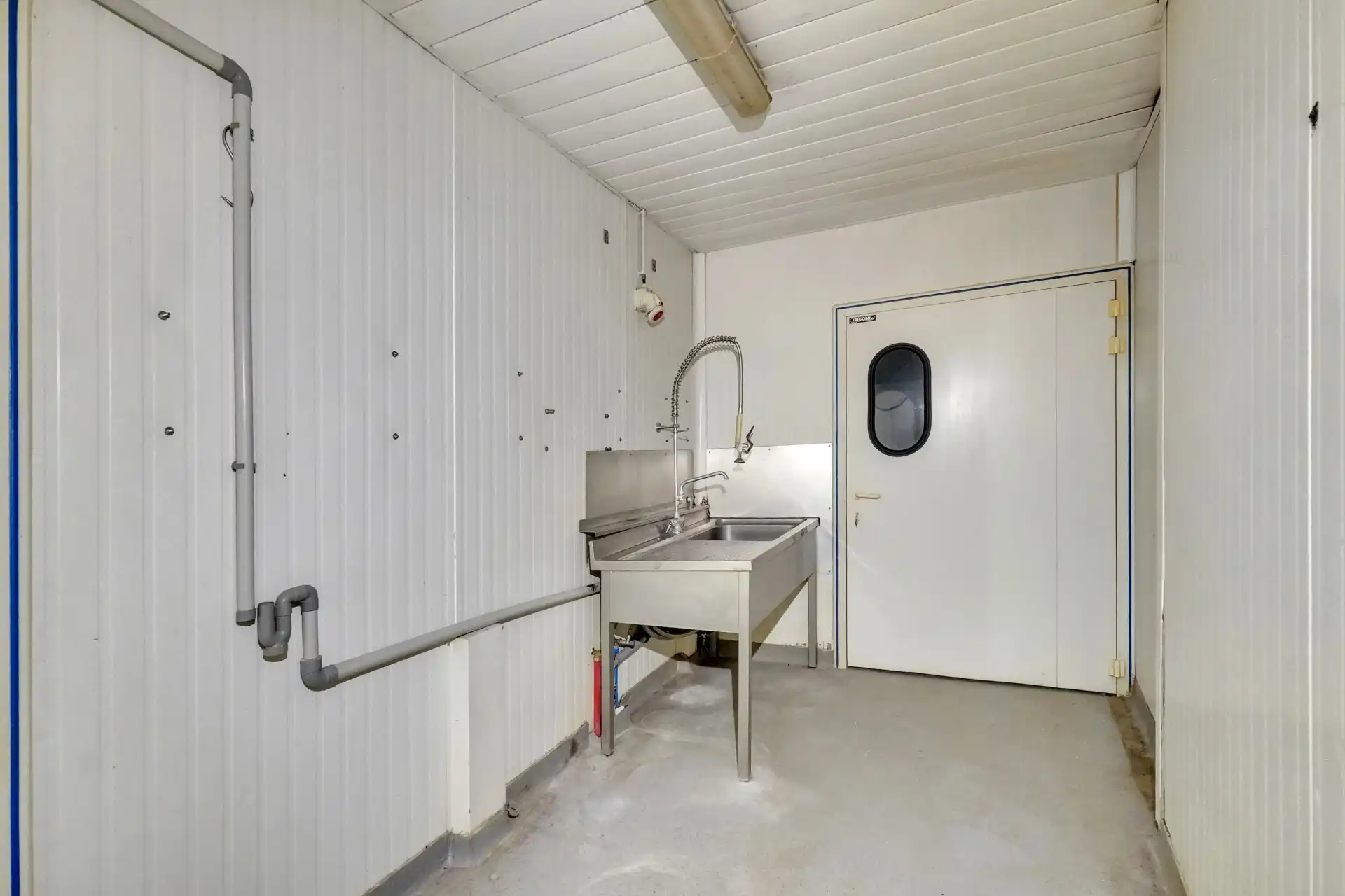 Ruim handelspand op toplocatie foto 17