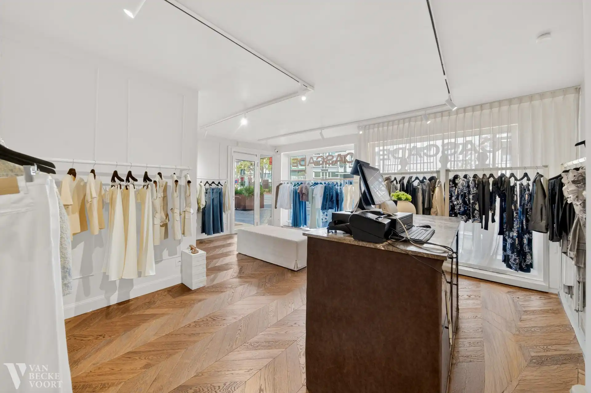 Esthetisch winkel op druk kruispunt Oostende foto 3
