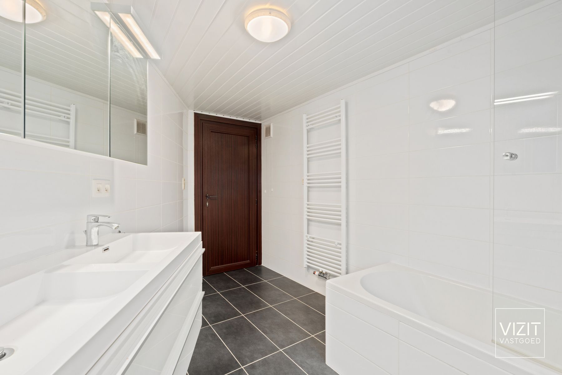 Zeer ruim appartmenet met 3 slaapkamers en parkeerplaats foto 14