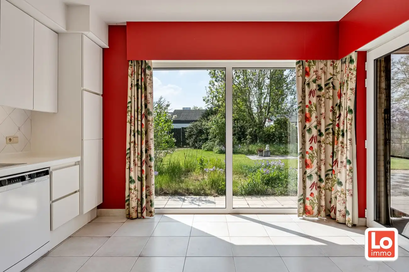 Degelijke open (kangoeroe)woning met inpandige garage en gezellige zuidwest georiënteerde tuin op een rustige locatie nabij het centrum van Lochristi! foto 12