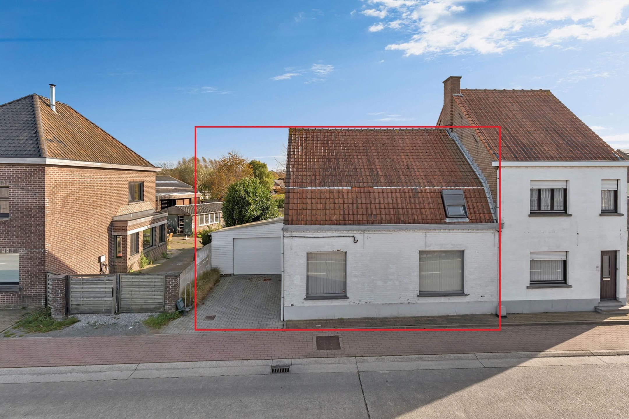 Hoofdfoto van de publicatie: Te renoveren halfopen woning met ruime garage en grote tuin 