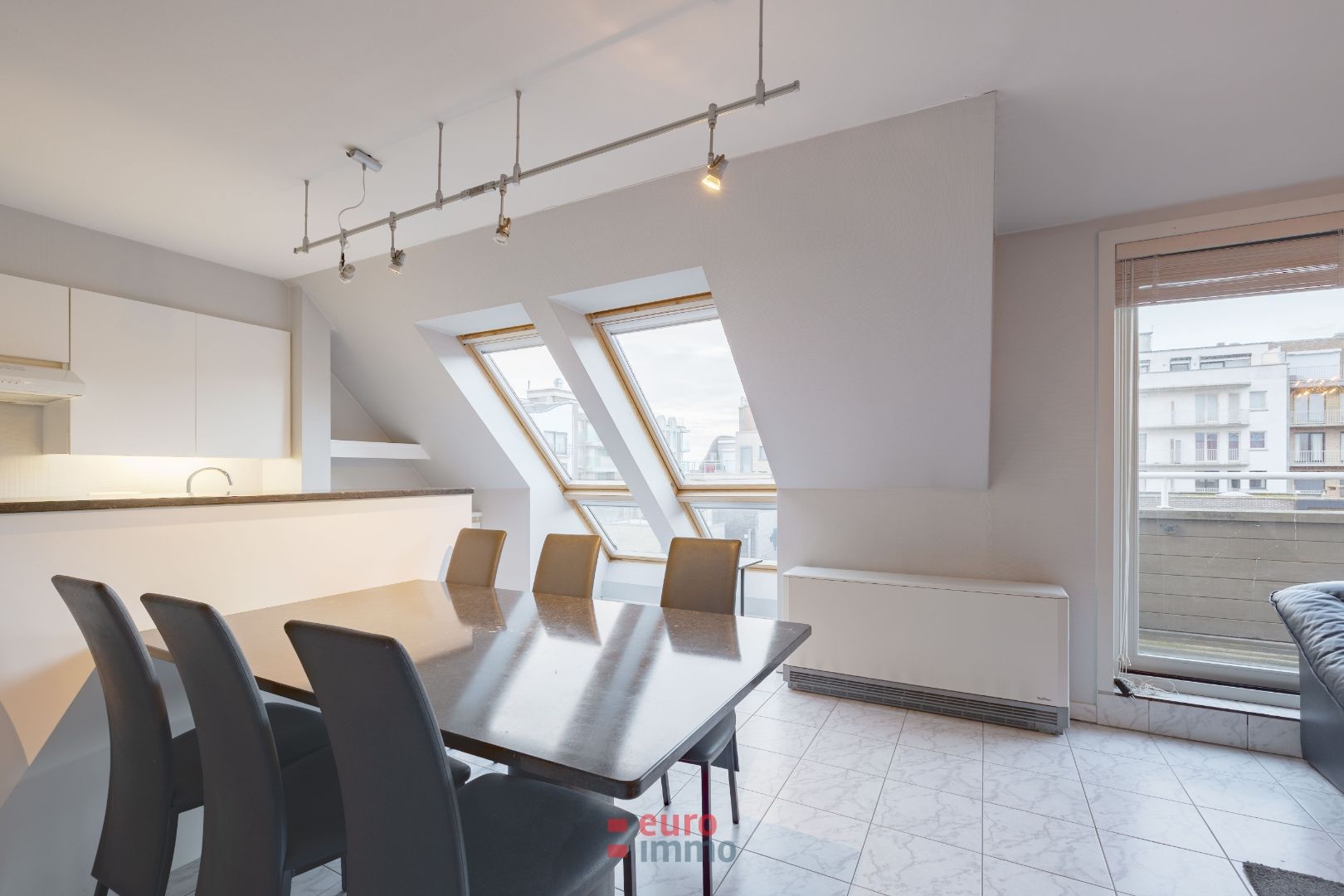 Ruim en lichtrijk appartement in de winkelstraat van Nieuwpoort foto 5