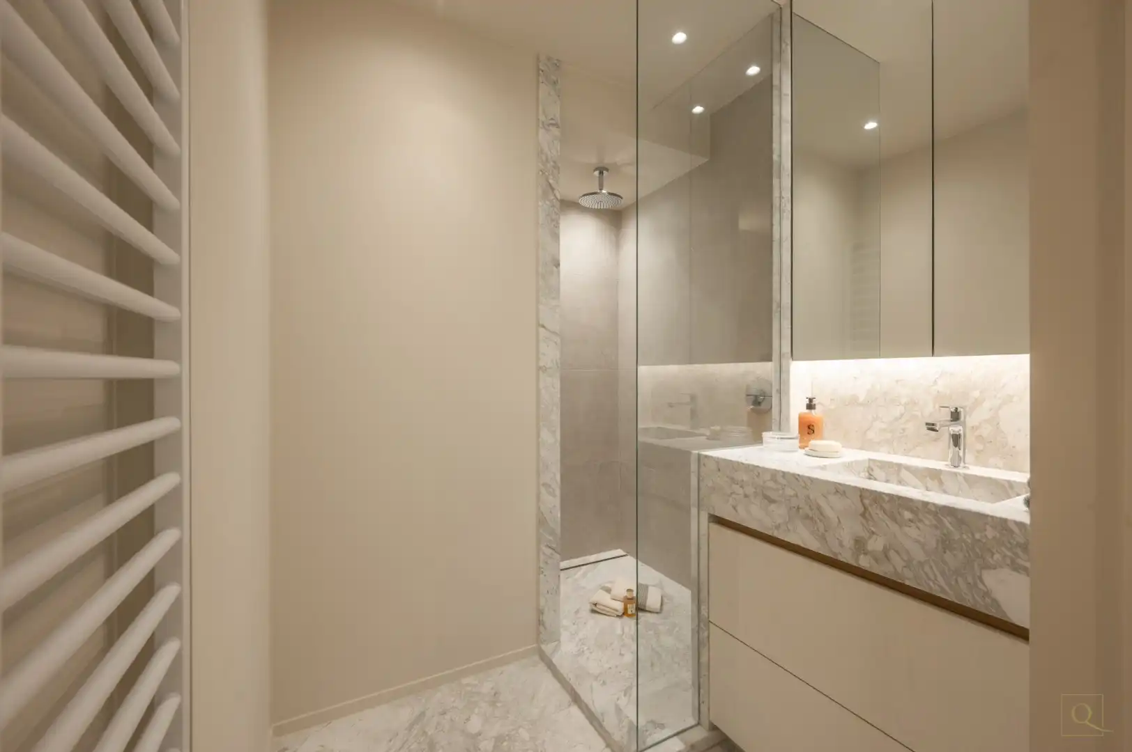 Luxueus gerenoveerd appartement op een toplocatie, op wandelafstand van de Lippenslaan en de zeedijk. foto 15