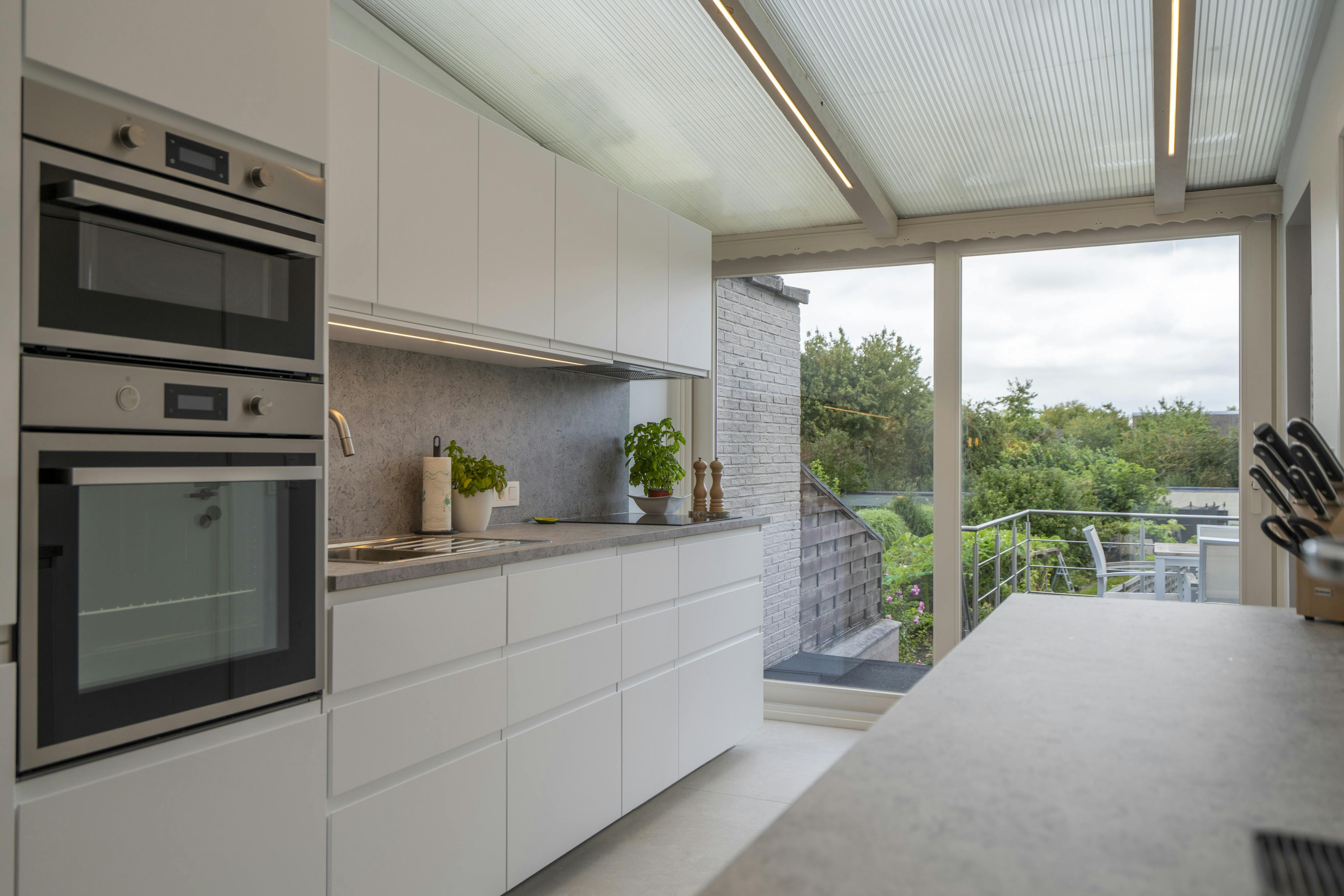 Gerenoveerde instapklare bel-etage woning te koop in Wevelgem! foto 3