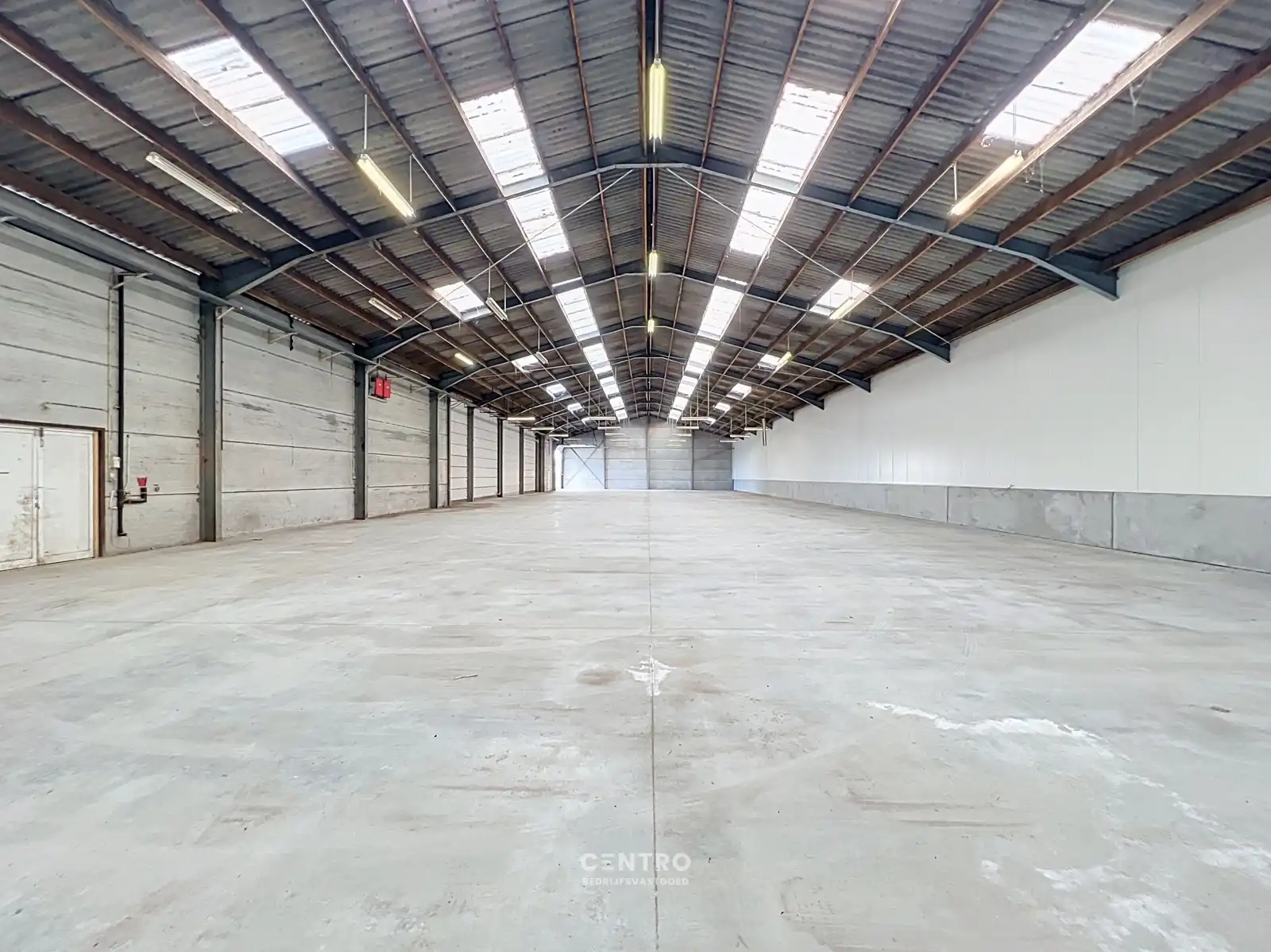 Multifunctioneel bedrijfsgebouw op een perceel van 10.321 m² te Kuurne! foto 8
