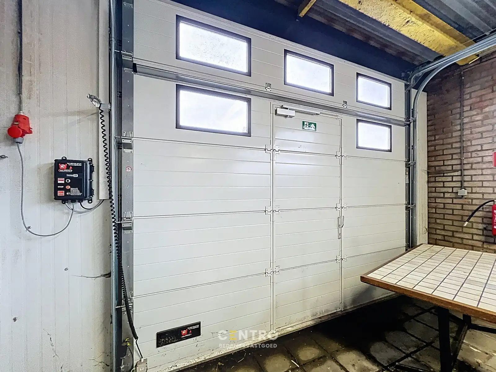 Goed gelegen OPSLAGRUIMTE/WERKPLAATS (ca.75 m²)  te RUMBEKE. foto 4