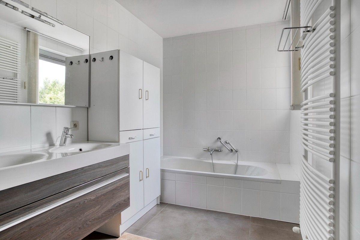 Hedendaags en perfect onderhouden appartement met twee slaapkamers en twee terrassen foto 12