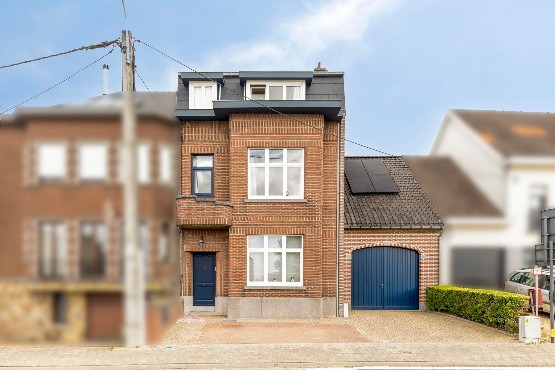 Opgrefriste opbrengsteigendom met 2 appartemente in Roosdaal foto {{pictureIndex}}