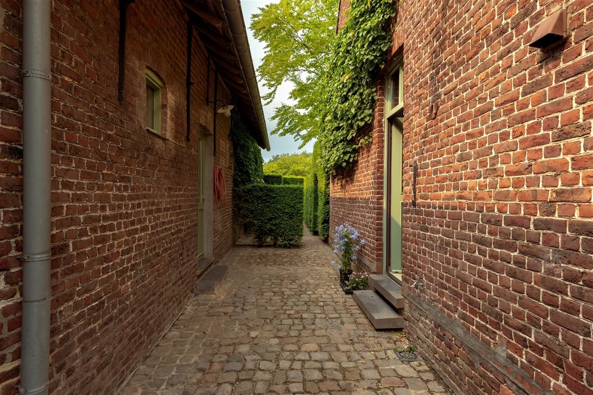 Charmante hoeve met loods en idyllische tuin te koop in Zwevegem foto 19