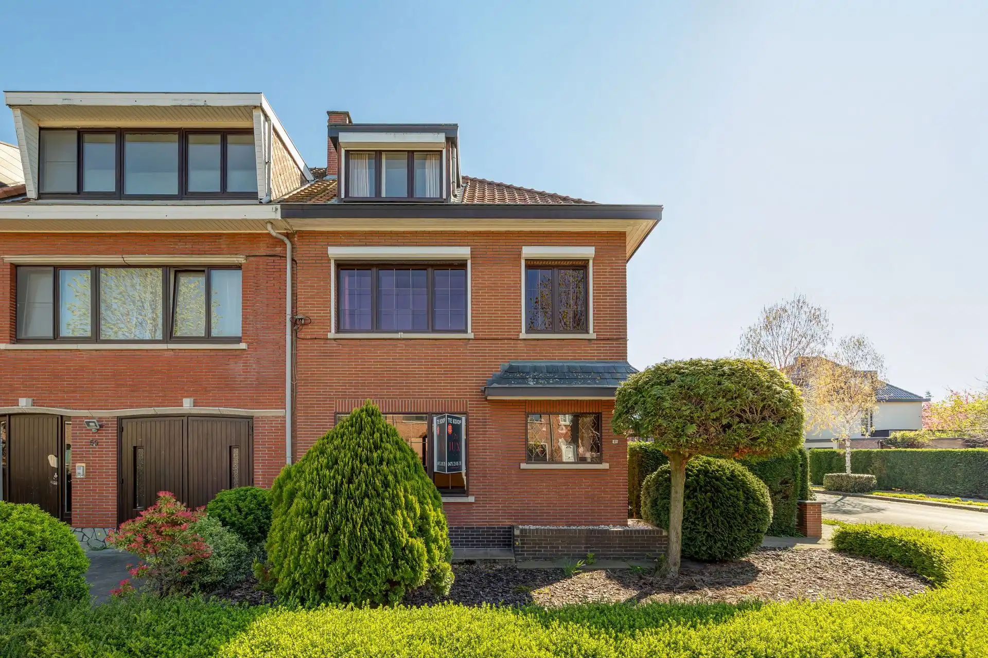 Hoofdfoto van de publicatie: Ruime halfopen bebouwing met 5 slaapkamers, garage en zonnige tuin op toplocatie!